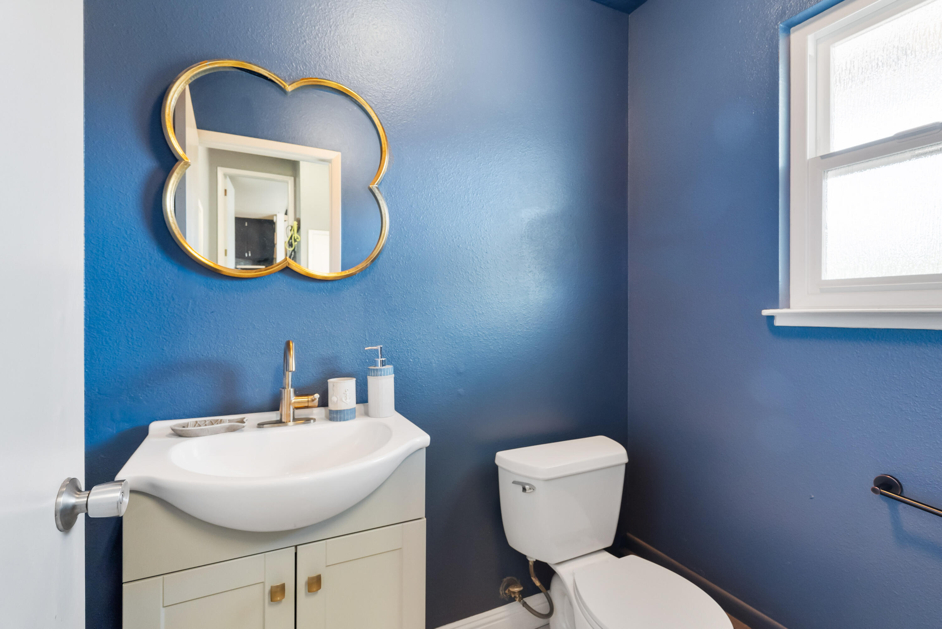 8113 Placer Road Redding, CA 96001 - Photo 25 of 41 Half Bath