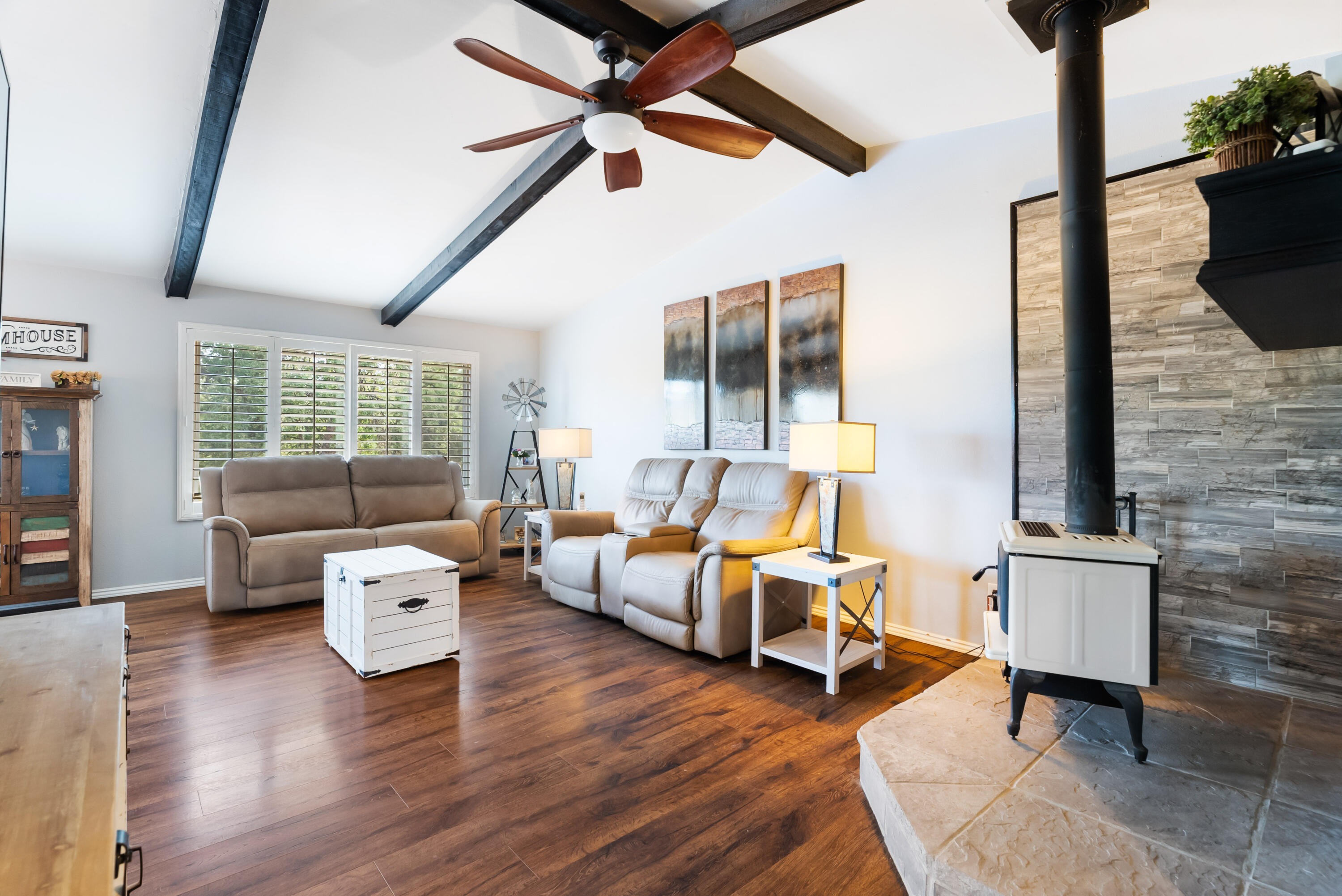 8113 Placer Road Redding, CA 96001 - Photo 4 of 41 Living Room