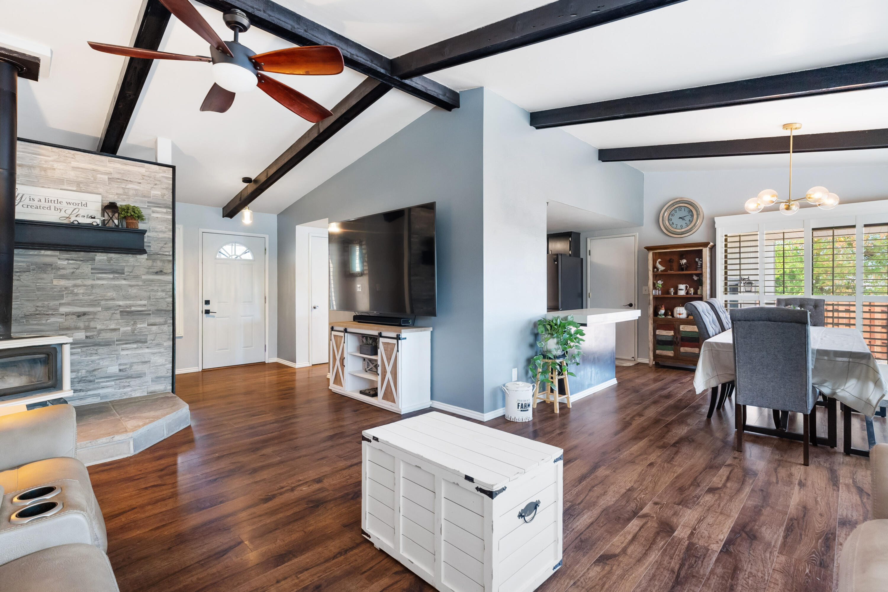 8113 Placer Road Redding, CA 96001 - Photo 5 of 41 Living Room