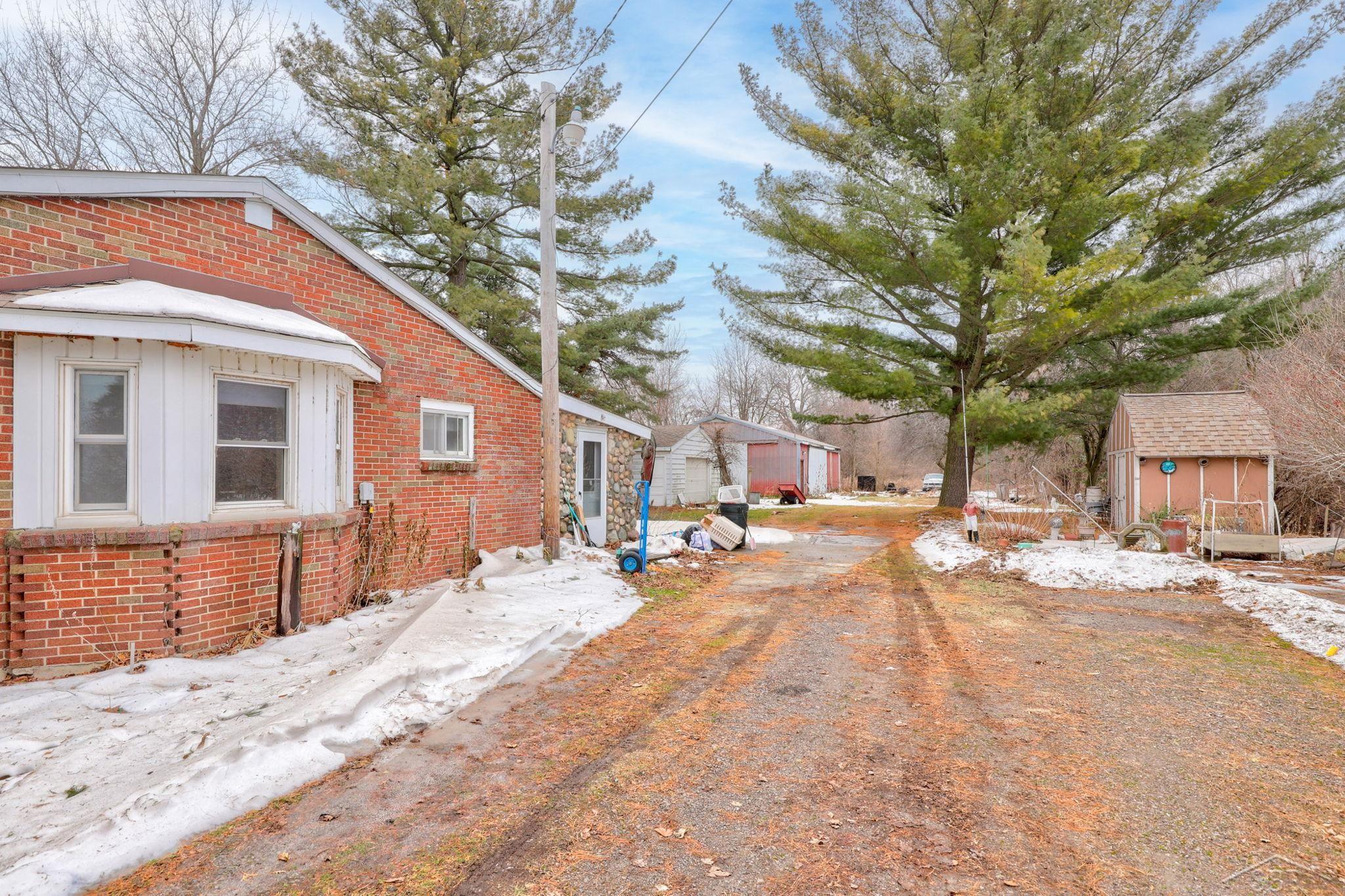 6325 Becker Road Saginaw, MI 48601 - Photo 27 of 47 50098435-26.JPG