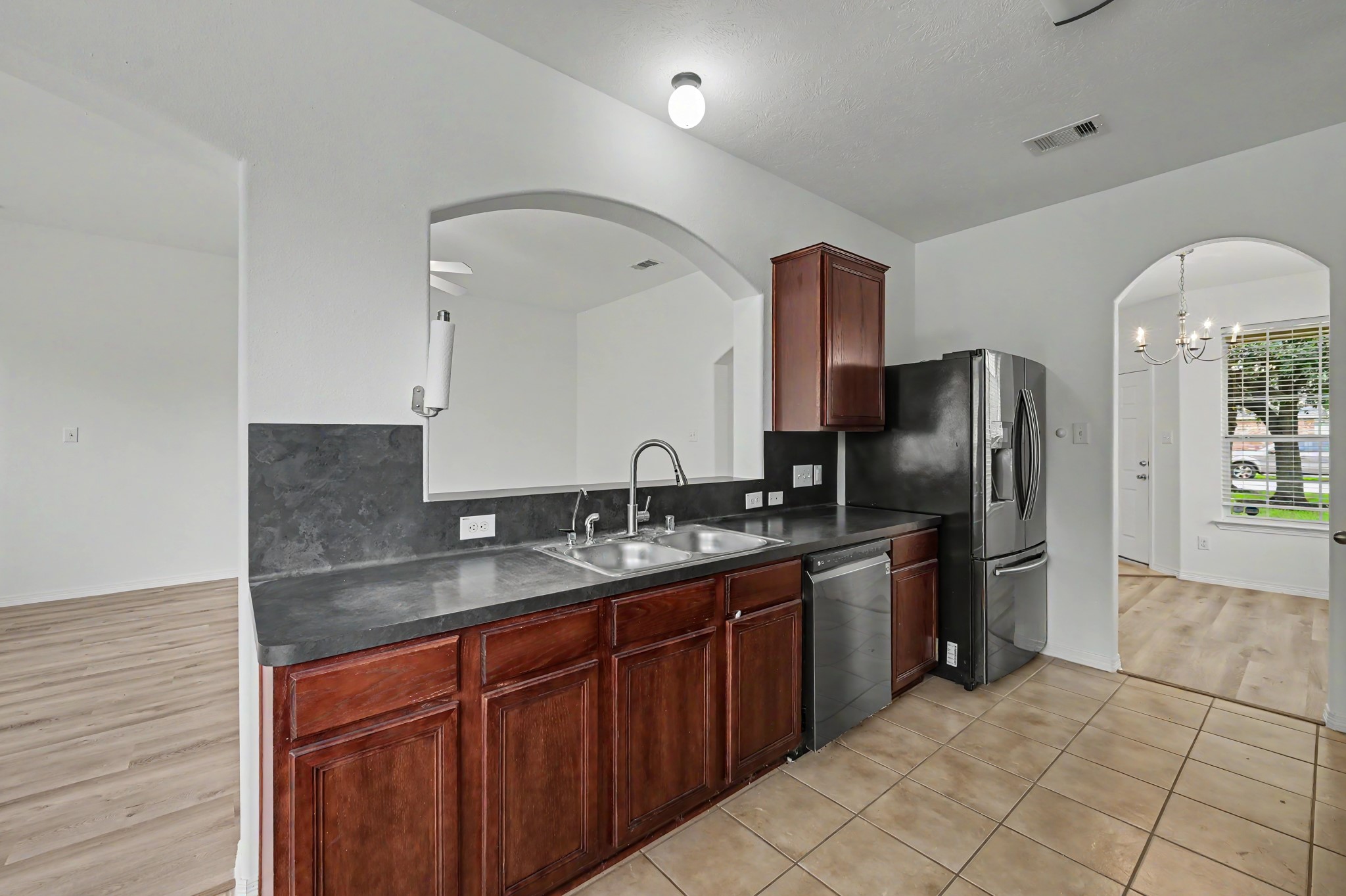 13035 Avery Ridge Lane Tomball, TX 77377 - Photo 12 of 27 Refrigerator will remain if buyer requests as well as the washer and dryer.