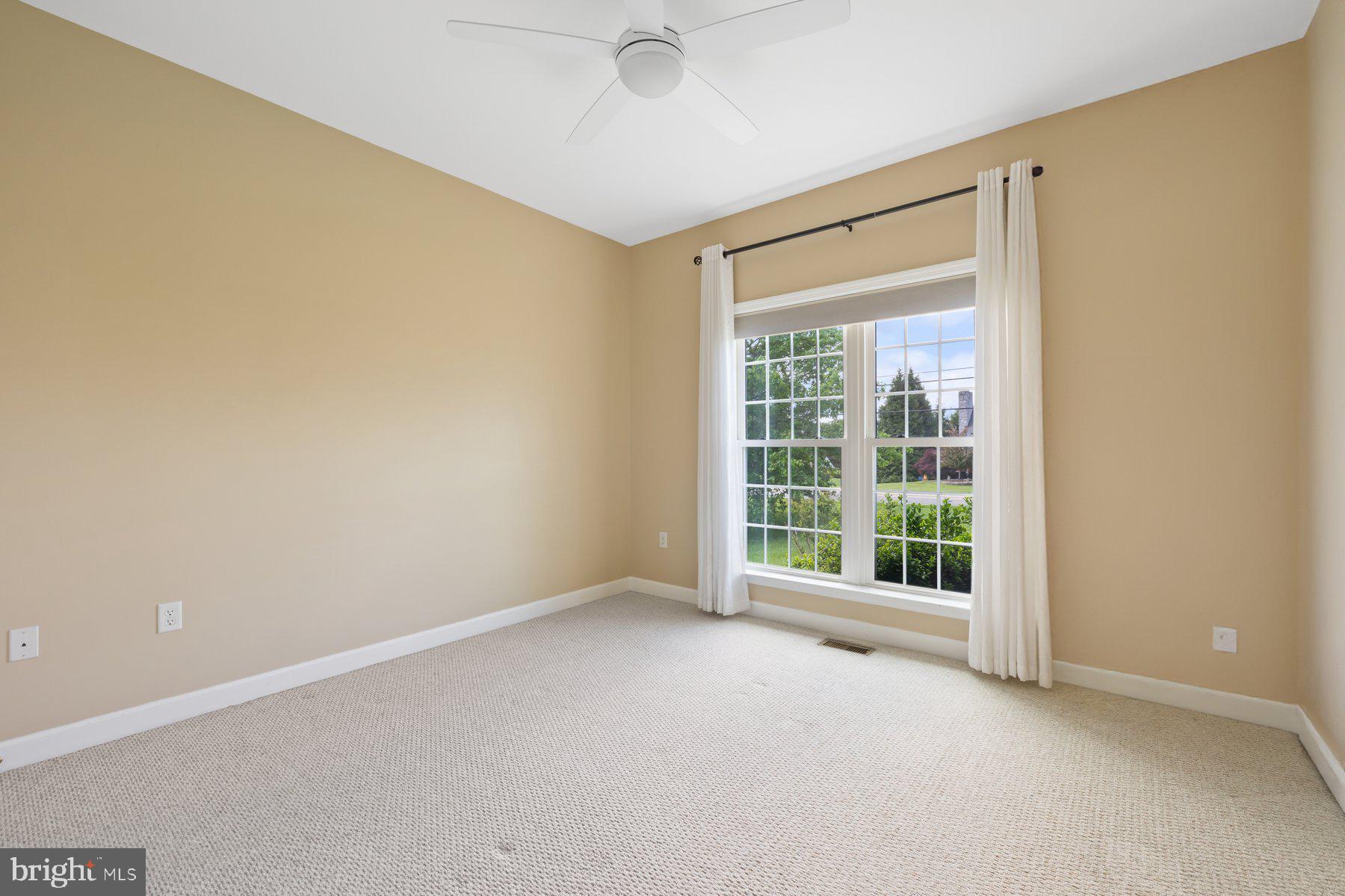 15920 Broadfording Road Hagerstown, MD 21740 - Photo 8 of 25 an empty room with a window