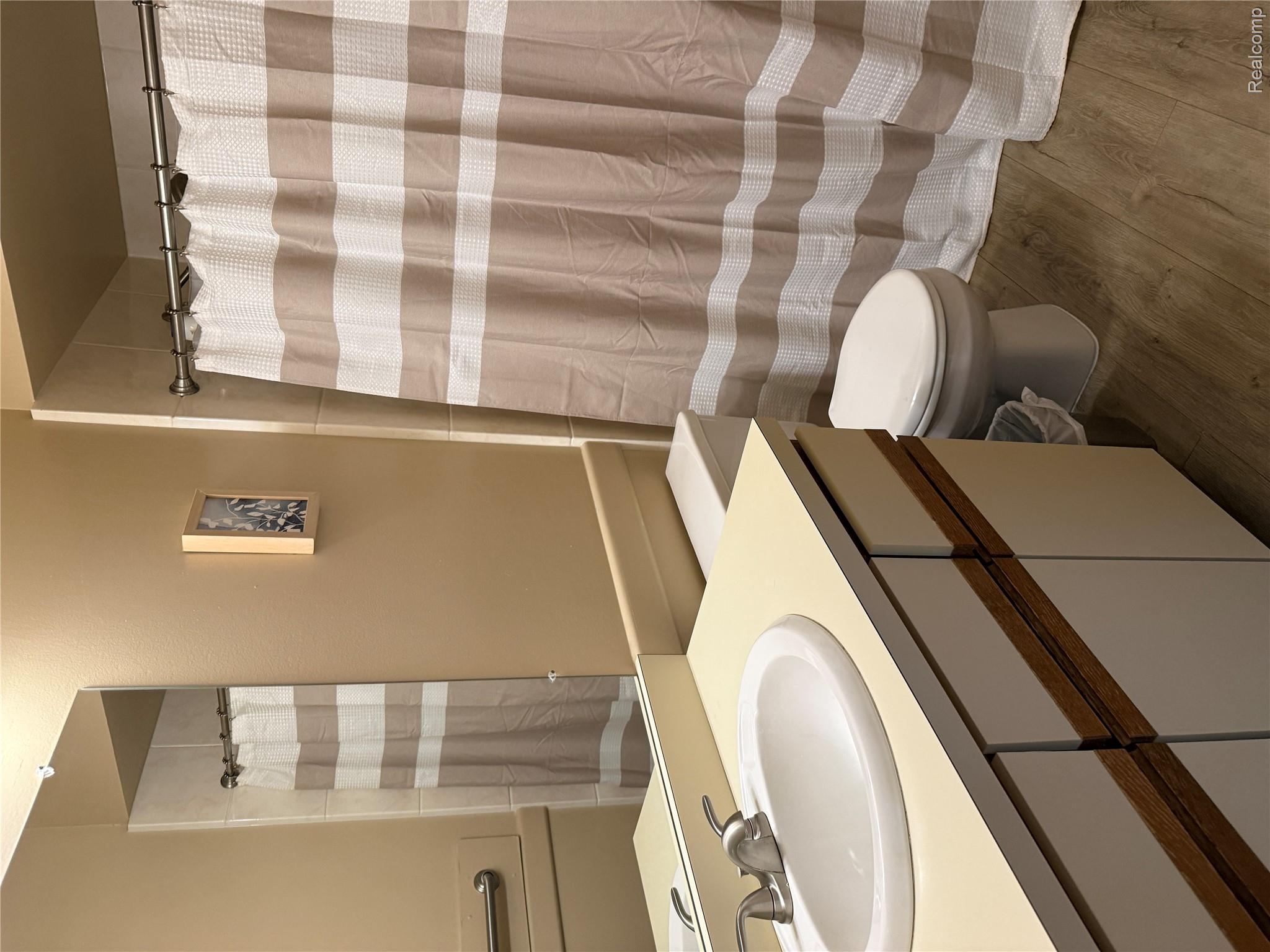 1658 Hillside Lane Rochester, MI 48307 - Photo 30 of 47 Bathroom