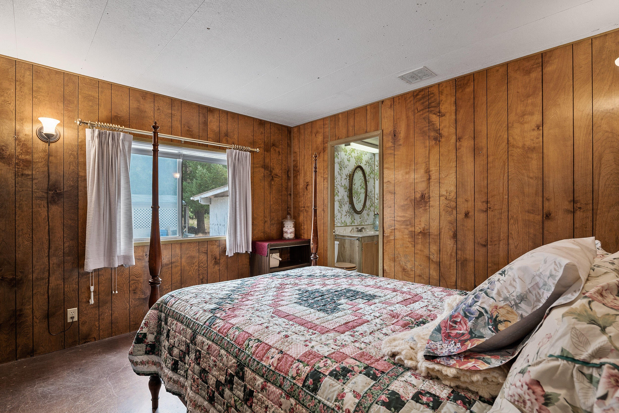 190 Martin Road Cave Junction, OR 97523 - Photo 20 of 43 Guest Room
