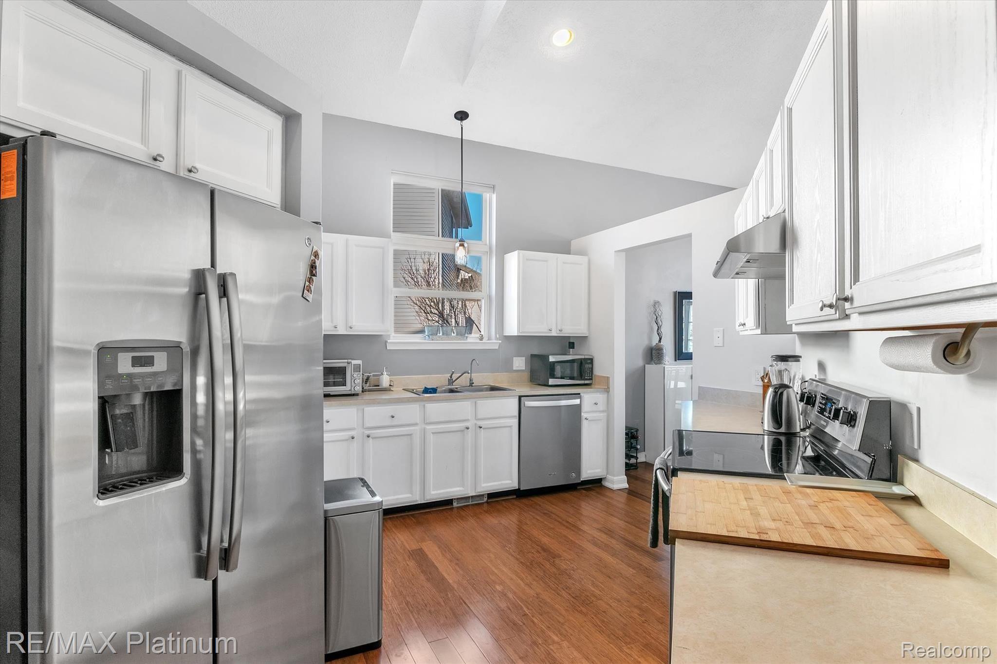 4961 Carrington Drive Rochester, MI 48306 - Photo 8 of 37 Bright kitchen with SS appliances!