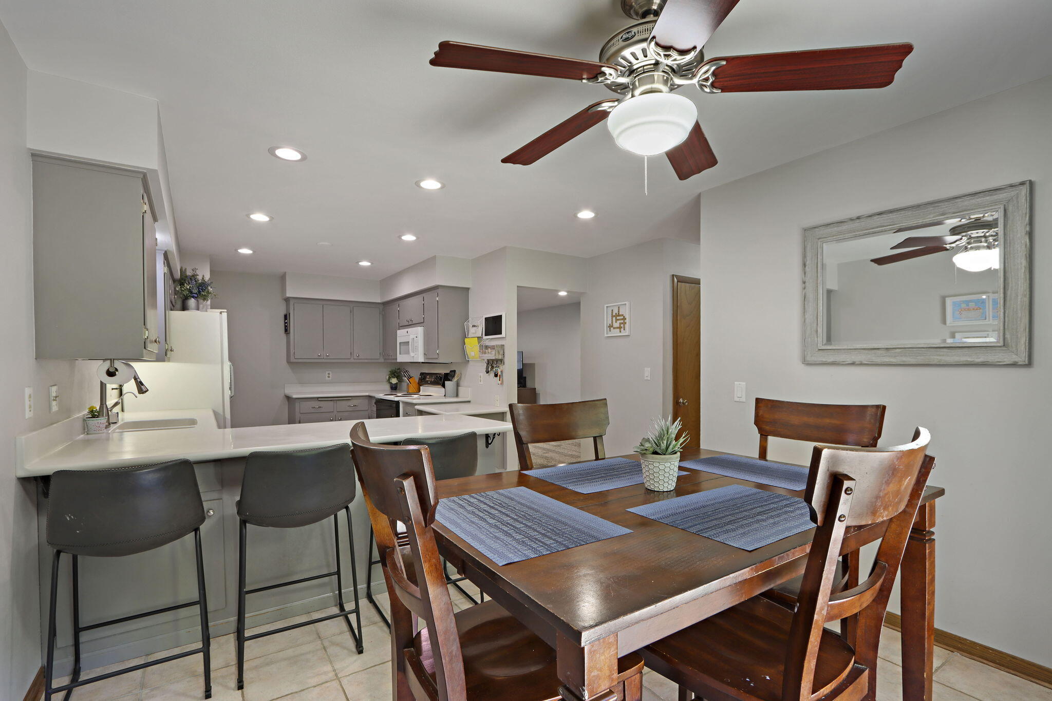 3625 South Brentwood Road New Berlin, WI 53151 - Photo 9 of 32 Dining / Eat-in Kitchen