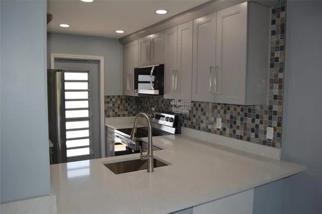 $295,000 | 1481 South Ocean Boulevard, Unit 308, Lauderdale-by-the-Sea, FL 33062