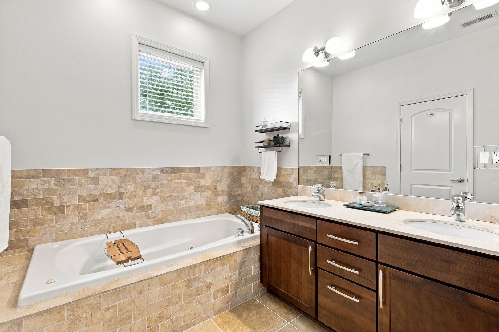 1925 West Irving Park Road, Unit 3 Chicago, IL 60613 - Photo 29 of 34 Gallery Image 29