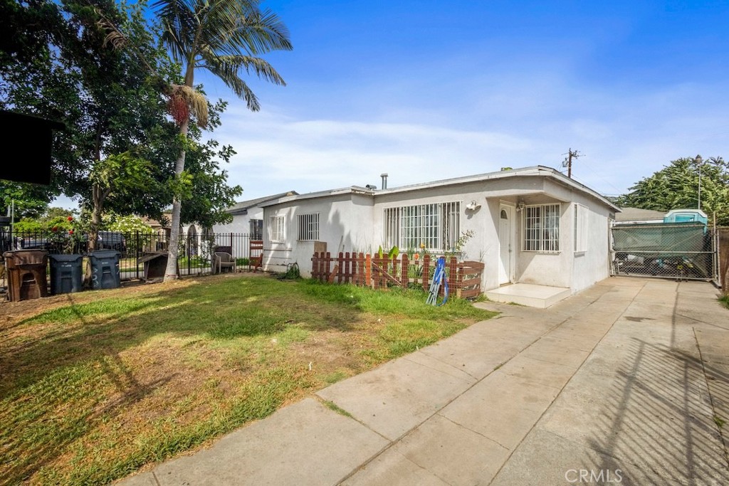 a view of a yard in front of house