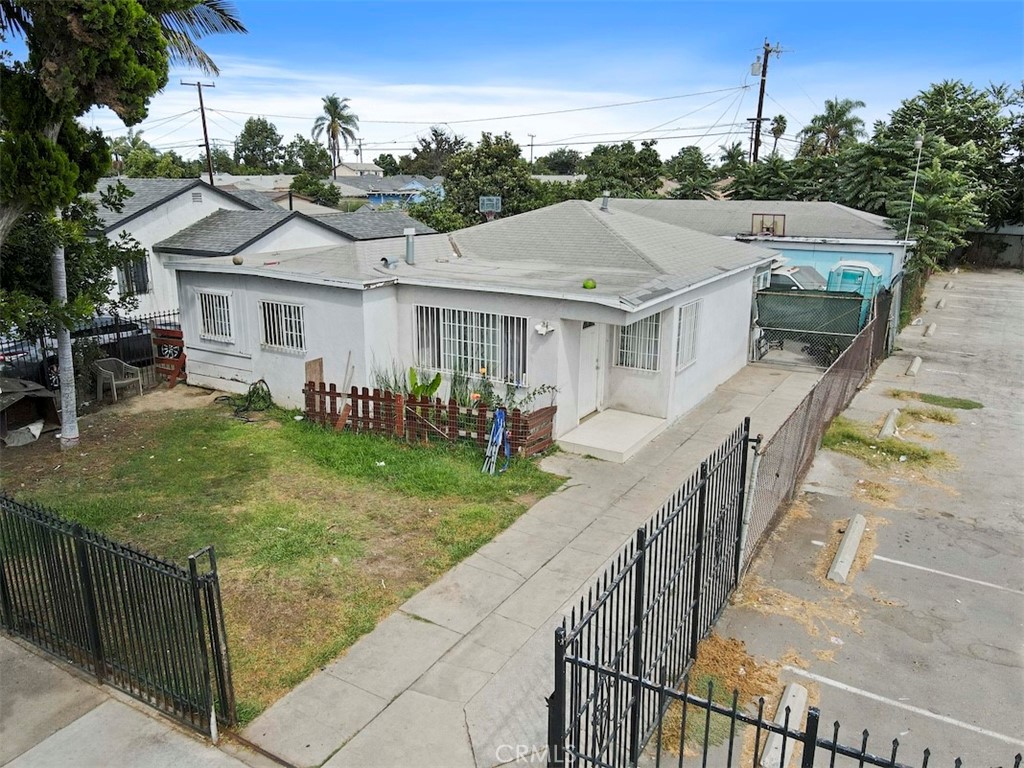 116 North Holly Avenue Compton, CA 90221 - Photo 5 of 23 a view of a house with backyard and porch
