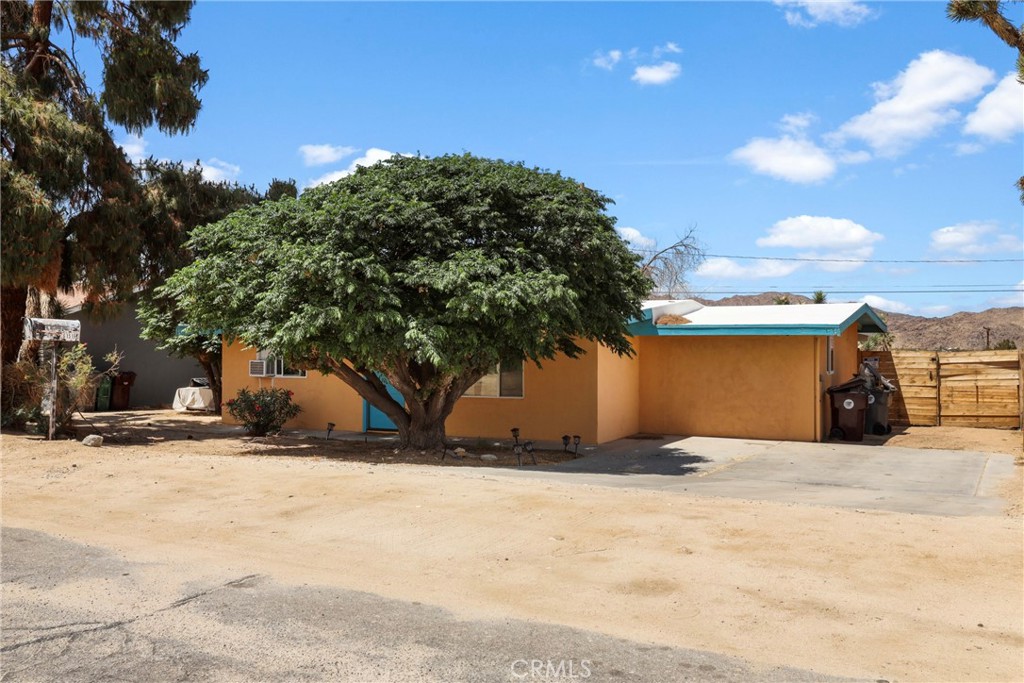 61516 Valley View Drive Joshua Tree, CA 92252 - Photo 2 of 38 a view of a house with a yard