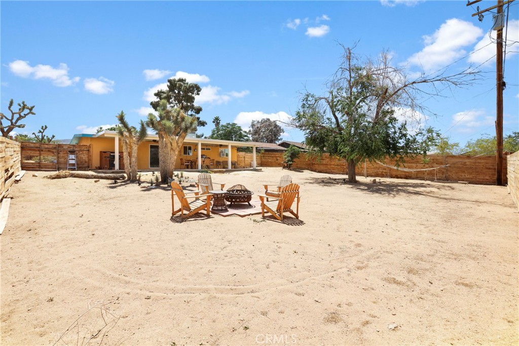 61516 Valley View Drive Joshua Tree, CA 92252 - Photo 25 of 38 a view of a backyard of a house