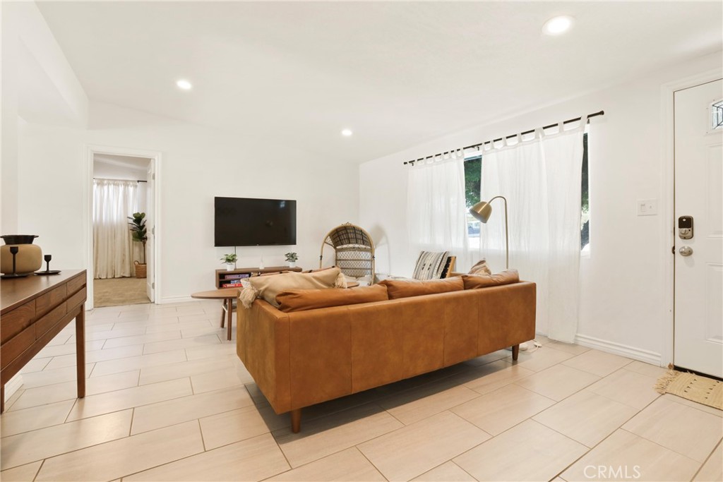 61516 Valley View Drive Joshua Tree, CA 92252 - Photo 4 of 38 a living room with furniture and a flat screen tv