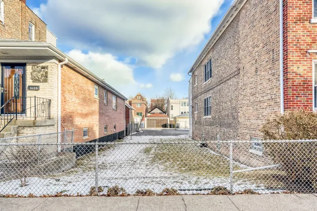 a view of a back yard of the house