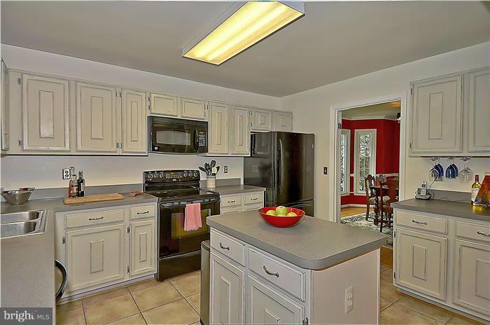 10824 Game Preserve Road Gaithersburg, MD 20879 - Photo 11 of 30 Kitchen