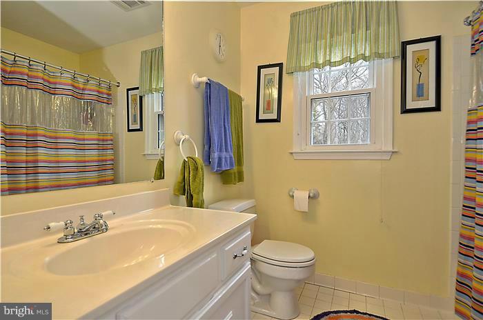 10824 Game Preserve Road Gaithersburg, MD 20879 - Photo 19 of 30 Bath 1