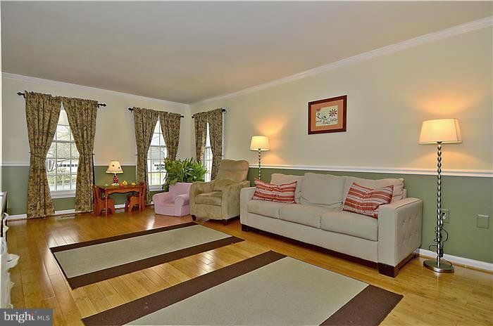 10824 Game Preserve Road Gaithersburg, MD 20879 - Photo 6 of 30 Living Room