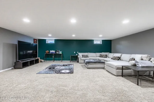 $775,000 | 353 Great Bear Way Road, East Stroudsburg, PA 18302