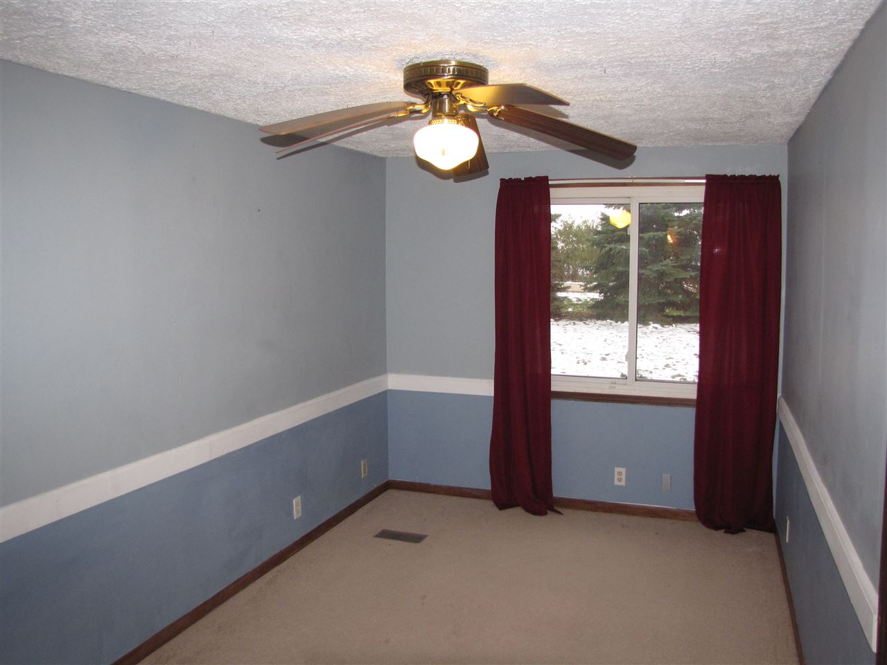 3634 Rotary Road Rockford, IL 61109 - Photo 14 of 18 an empty room with window and mirror