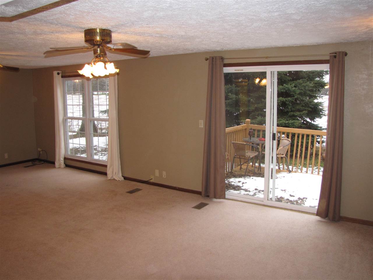 3634 Rotary Road Rockford, IL 61109 - Photo 8 of 18 a view of an empty room with a window