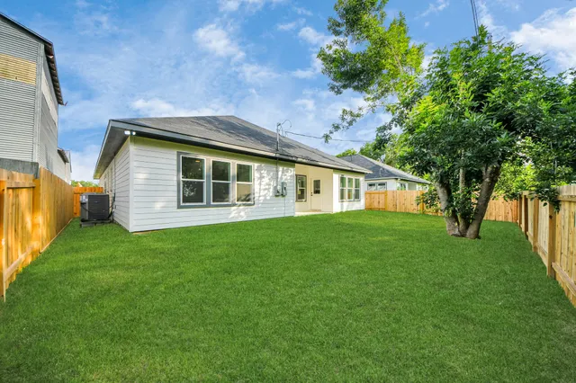 a view of a house with backyard
