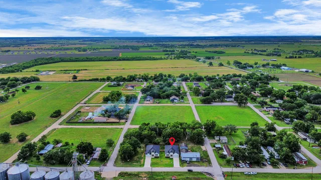 a view of a large yard with lots of green space
