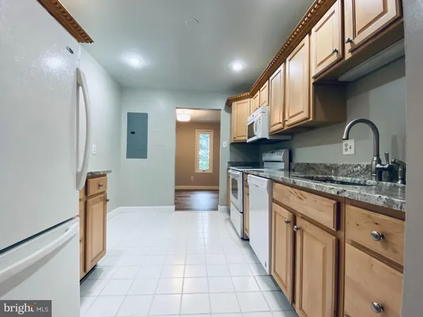 $2,300 | 527 Florida Avenue, Unit 104, Herndon, VA 20170