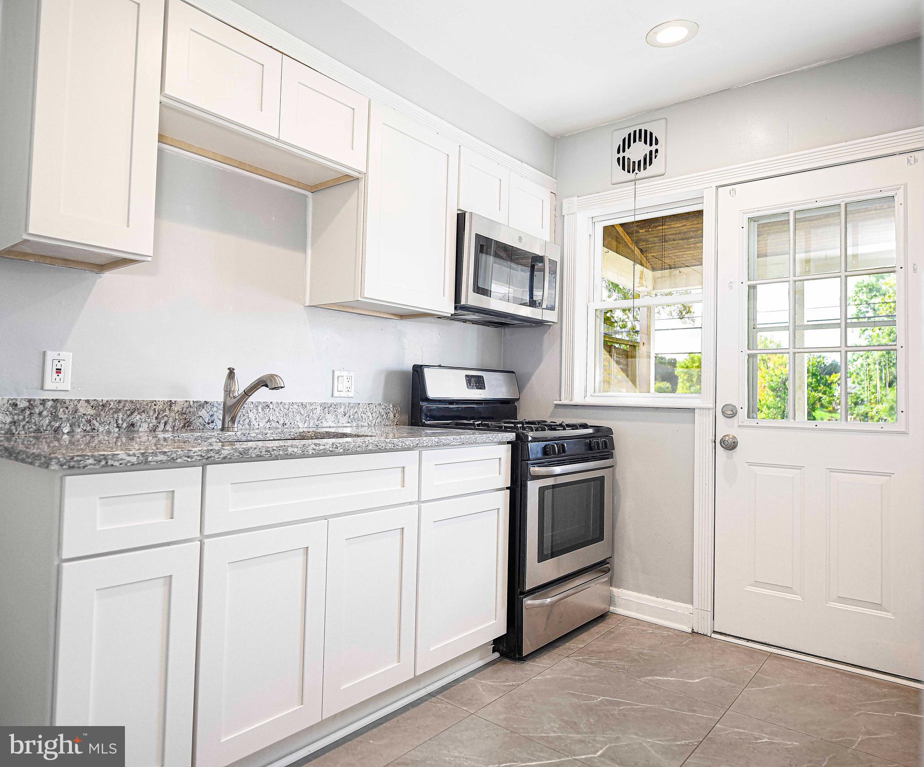 114 Riverthorn Road Middle River, MD 21220 - Photo 5 of 26