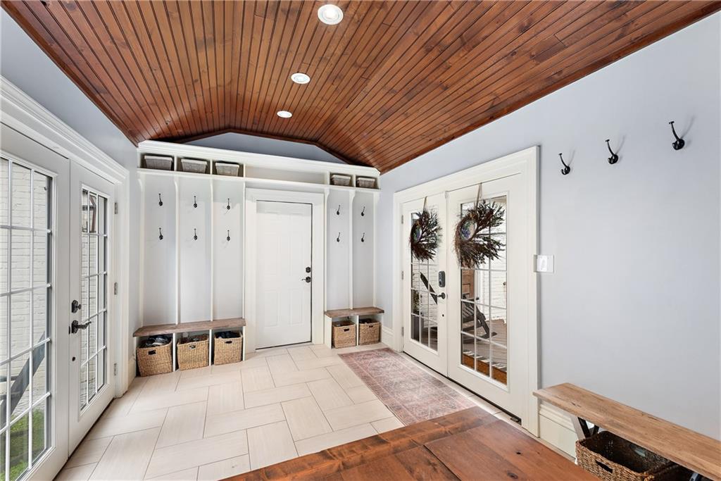 607 Davis Lane Sewickley, PA 15143 - Photo 19 of 43 a view of a hallway with closet
