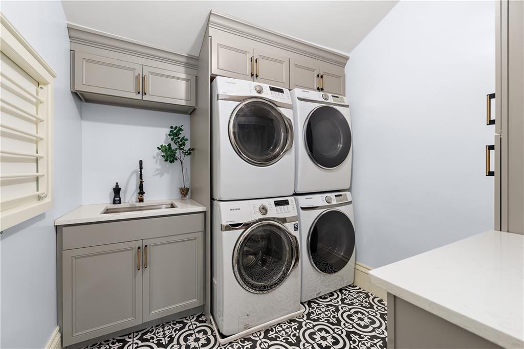 607 Davis Lane Sewickley, PA 15143 - Photo 29 of 43 a utility room with sink dryer and washer