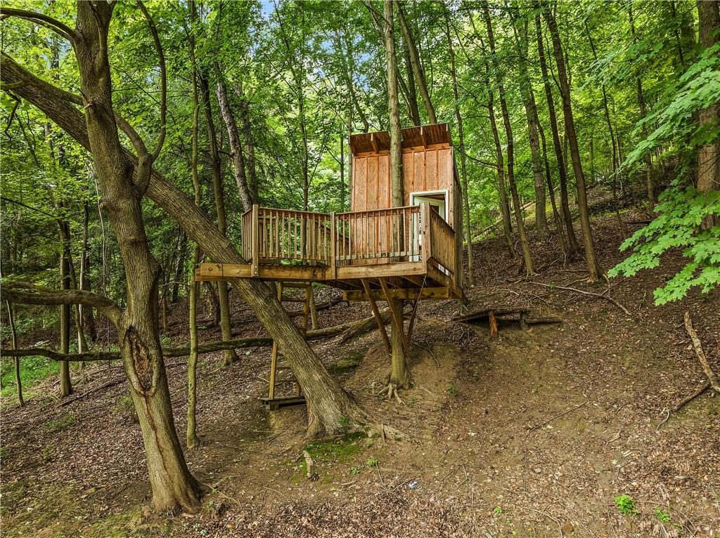 607 Davis Lane Sewickley, PA 15143 - Photo 40 of 43 a backyard of a house with table and chairs