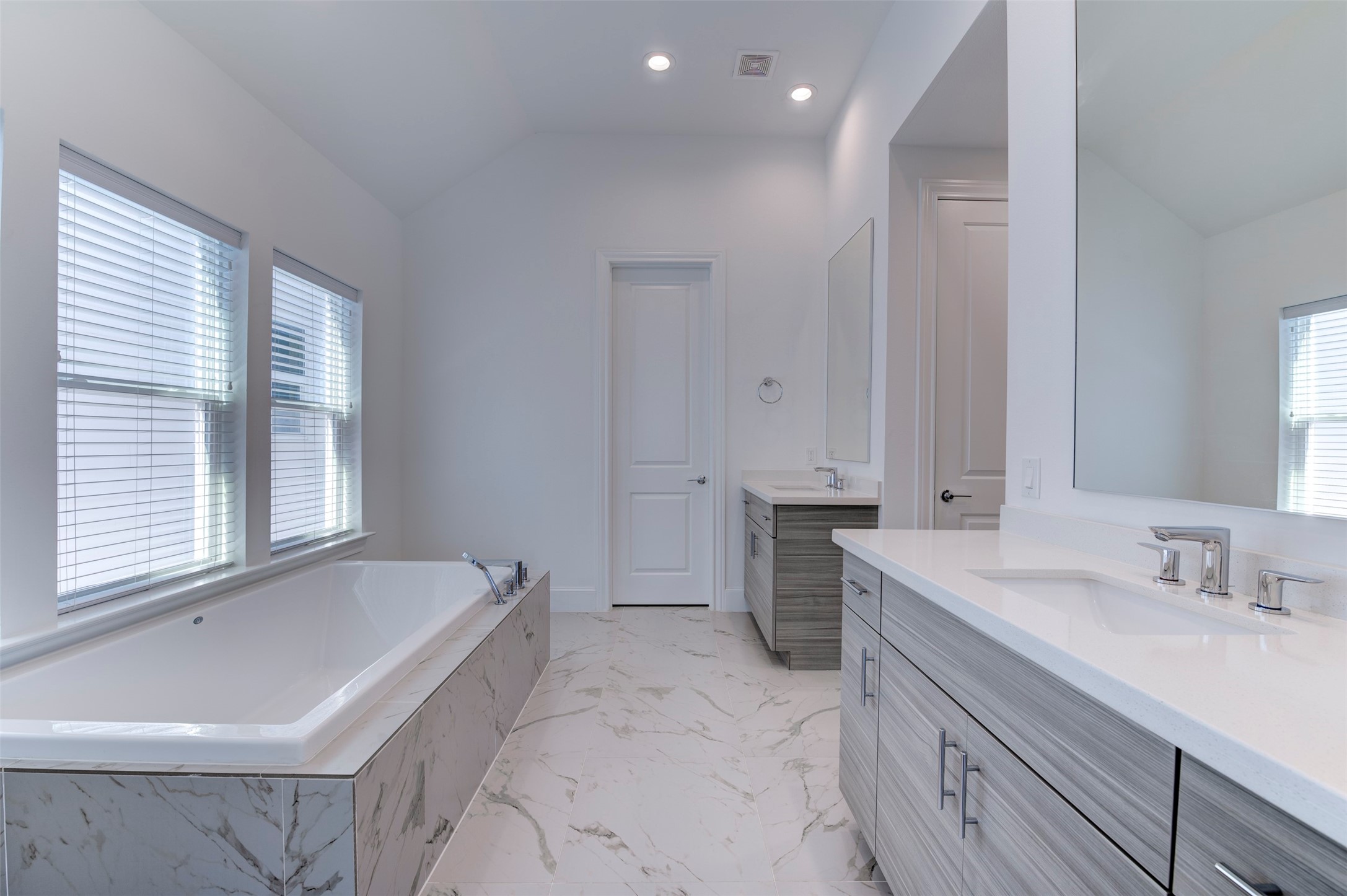 4947 Rusk Street Houston, TX 77023 - Photo 10 of 40 Primary bath features oversized soaking tub, separate shower and walk in closet