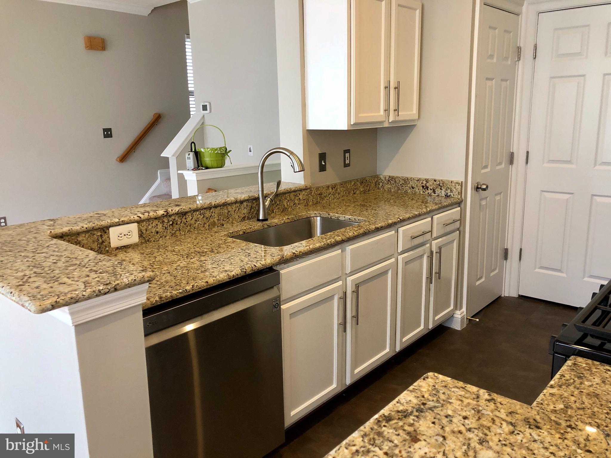 46390 Monocacy Square Sterling, VA 20165 - Photo 11 of 20 Kitchen: granite countertops & SS Appliances