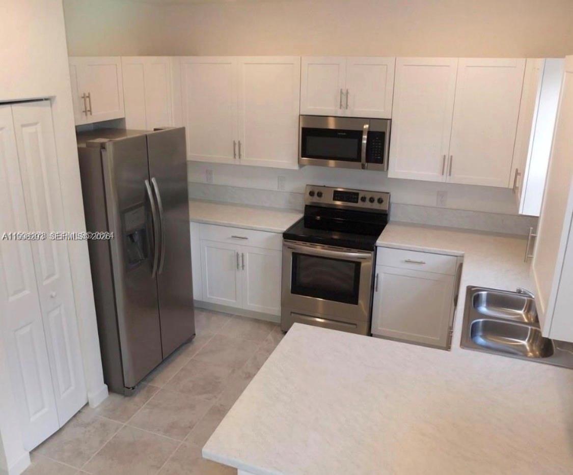 407 Northeast 208th Terrace Miami, FL 33179 - Photo 5 of 7