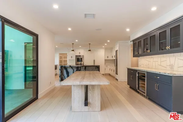 a large kitchen with kitchen island a island in it