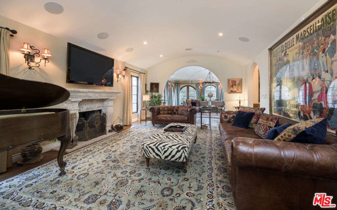 1426 Queens Road Los Angeles, CA 90069 - Photo 9 of 39 Gallery Image 9