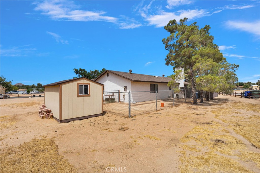 19031 Shoshonee Road Apple Valley, CA 92307 - Photo 40 of 43