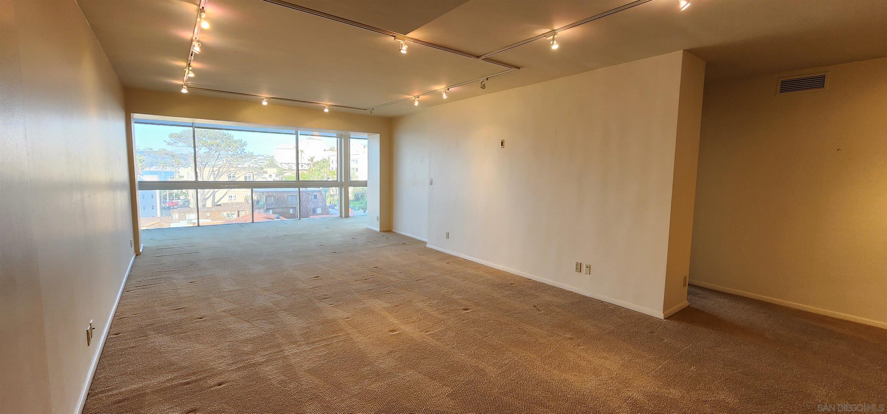 939 Coast Boulevard, Unit 9F La Jolla, CA 92037 - Photo 10 of 25 a view of an empty room with a window