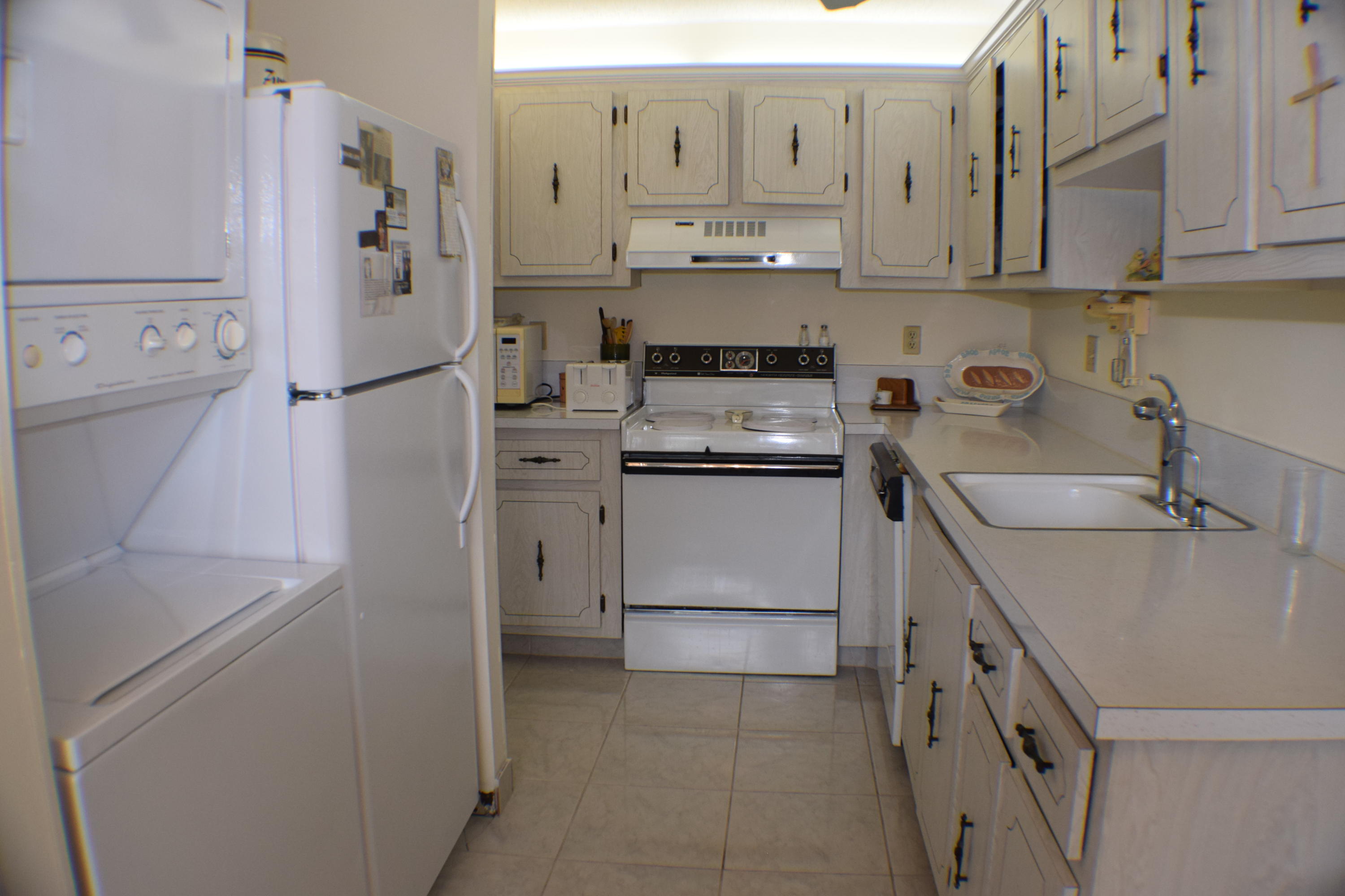2820 Southwest 13th Street, Unit 203 Delray Beach, FL 33445 - Photo 3 of 44 Kitchen