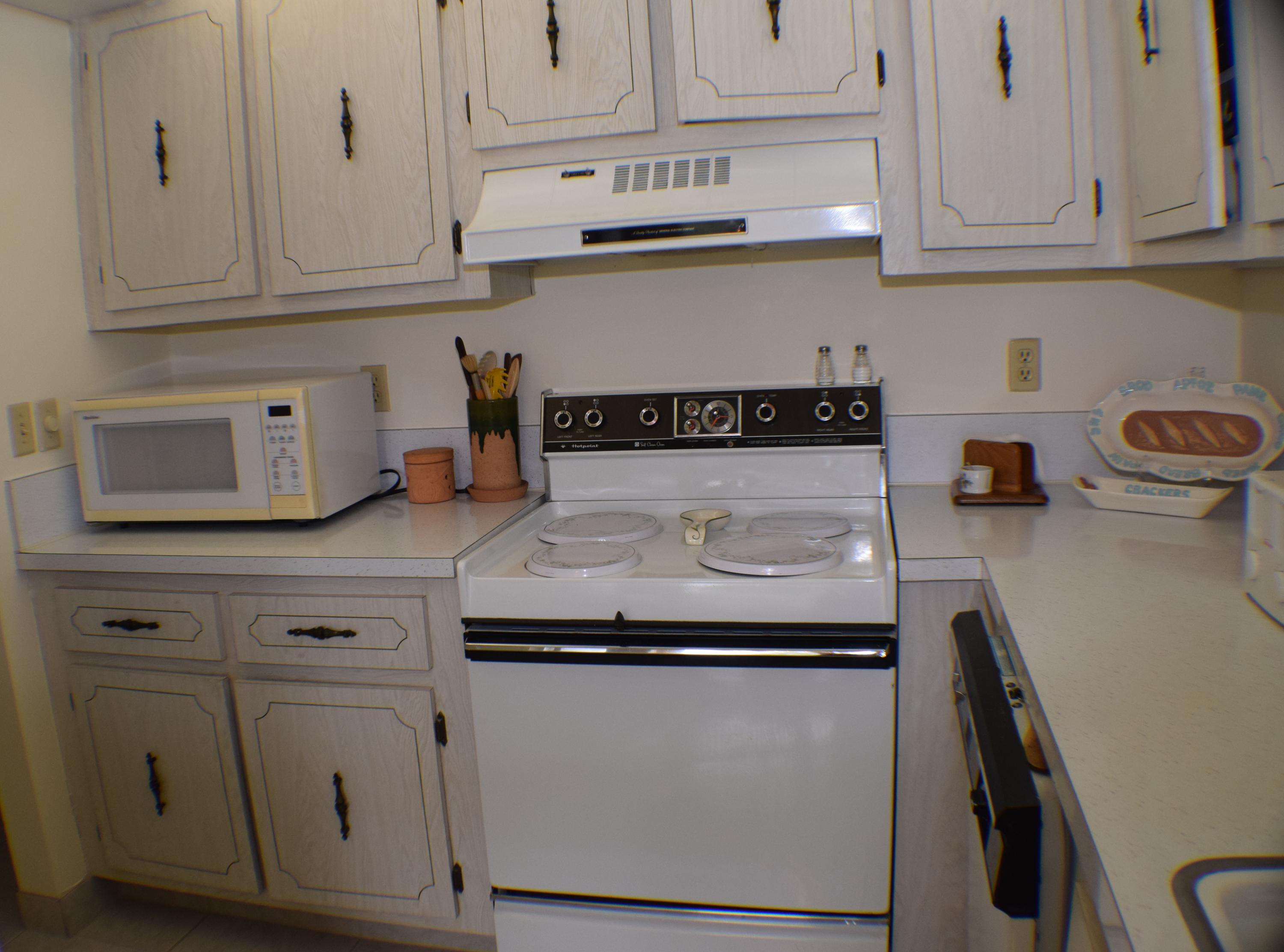 2820 Southwest 13th Street, Unit 203 Delray Beach, FL 33445 - Photo 4 of 44 Kitchen
