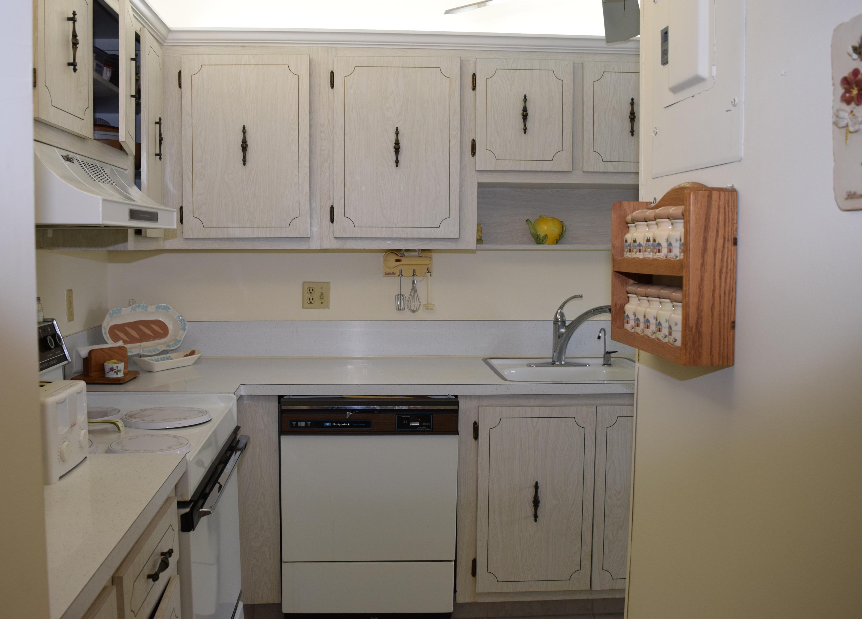 2820 Southwest 13th Street, Unit 203 Delray Beach, FL 33445 - Photo 5 of 44 Kitchen