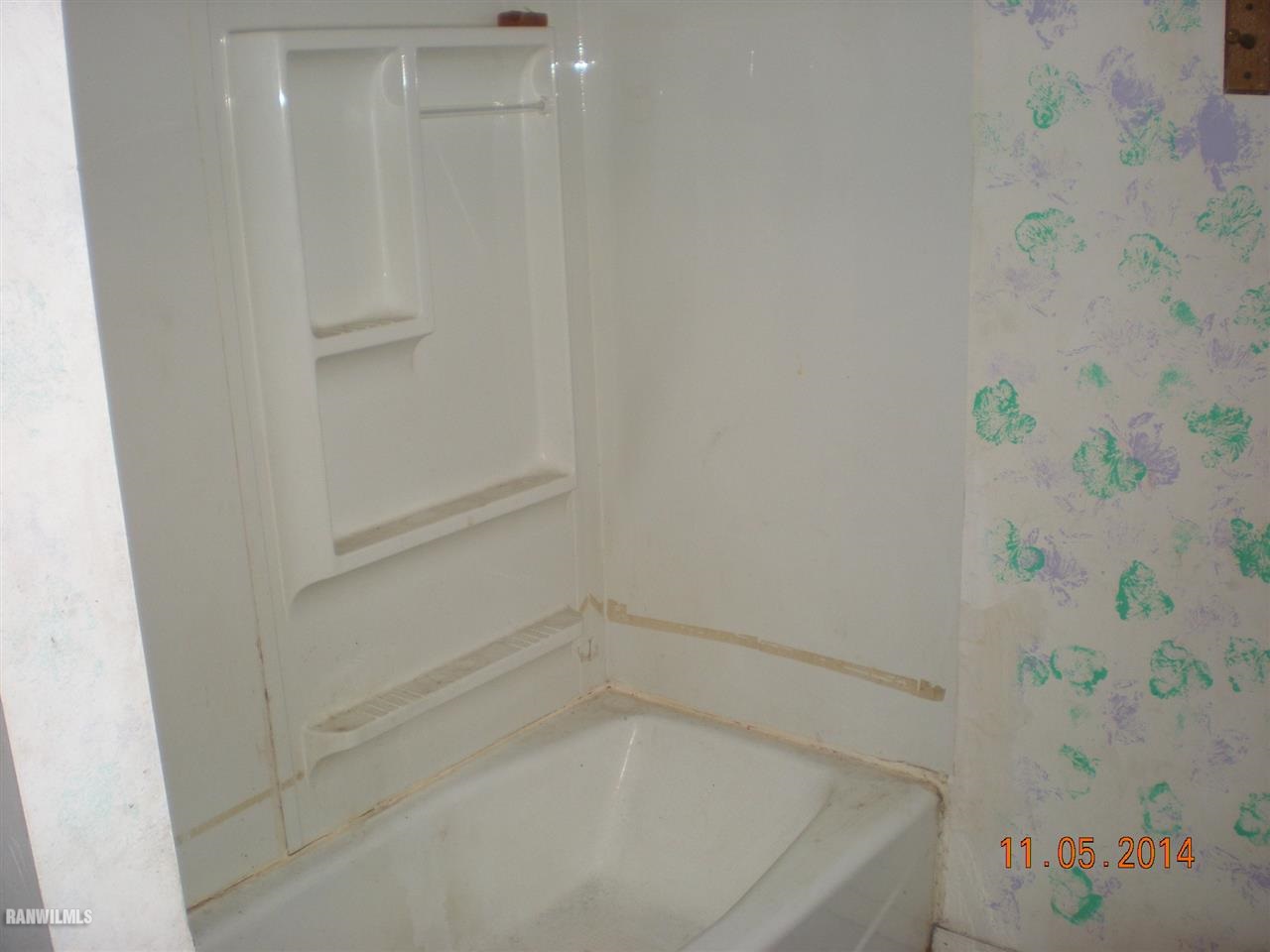 12815 Blue Goose Road Morrison, IL 61270 - Photo 9 of 20 a bathroom with a bathtub