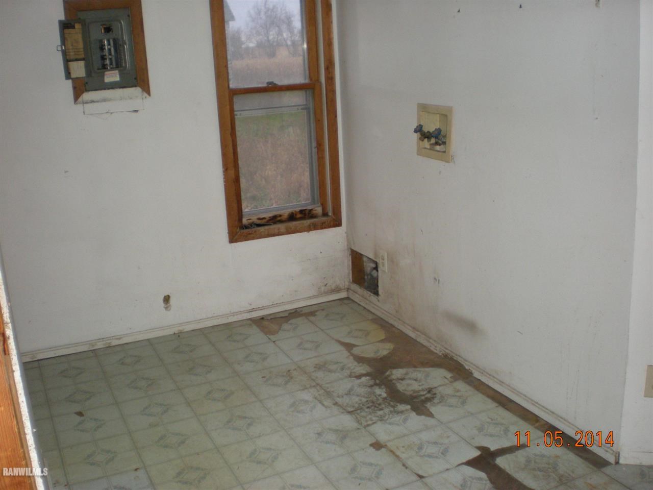 12815 Blue Goose Road Morrison, IL 61270 - Photo 10 of 20 an empty room with a window