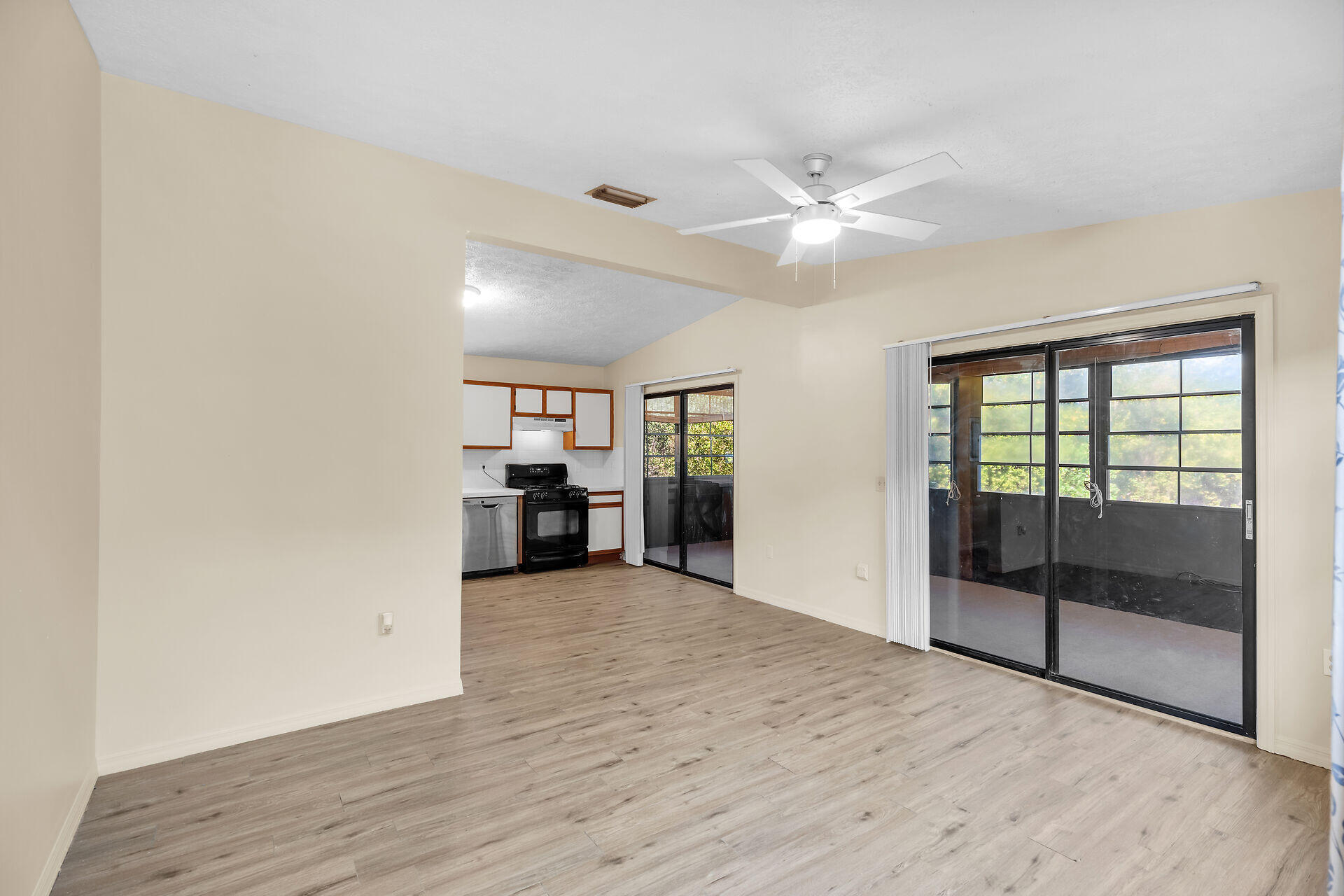 370 Cocoanut Avenue Marathon, FL 33050 - Photo 8 of 49 Living & Kitchen Area