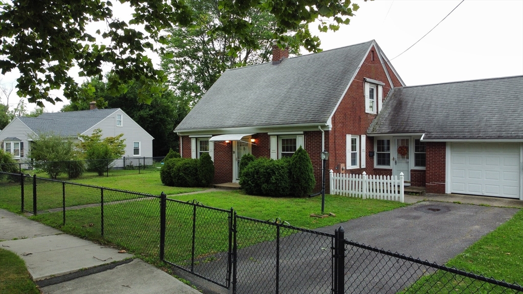 78 Milton Street Springfield, MA 01151 - Photo 4 of 38