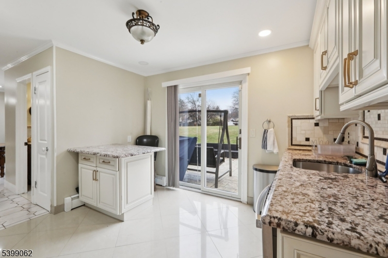 822 Pompton Avenue Cedar Grove, NJ 07009 - Photo 11 of 50