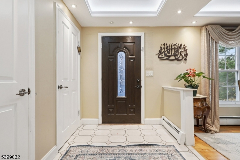 822 Pompton Avenue Cedar Grove, NJ 07009 - Photo 5 of 50