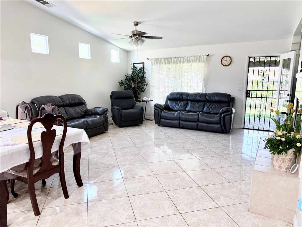 916 Roxanne Drive Hemet, CA 92543 - Photo 6 of 32