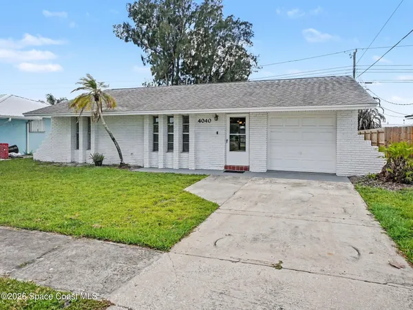 a front view of house with yard