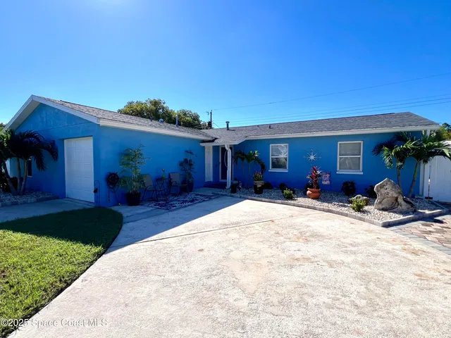 a view of a house with backyard porch and furniture